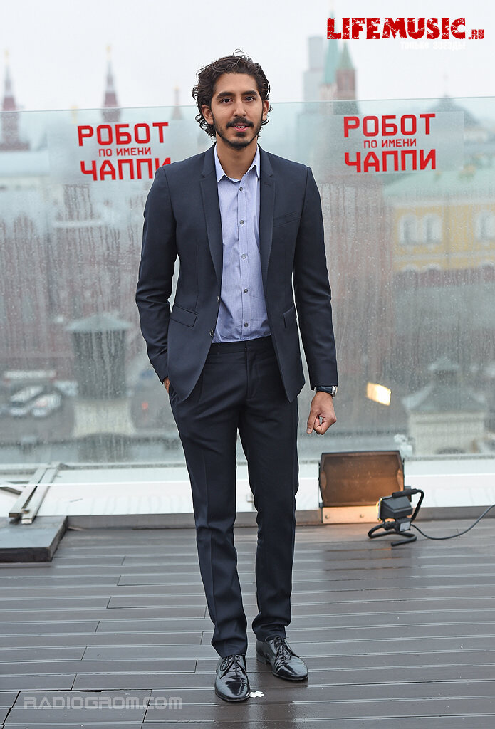 Фото 5. Дев Патель на крыше гостиницы Ritz Carlton в Москве 1 марта 2015 г.