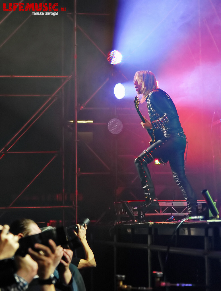  3.  Judas Priest  . Stadium Live. 18  2012 .
