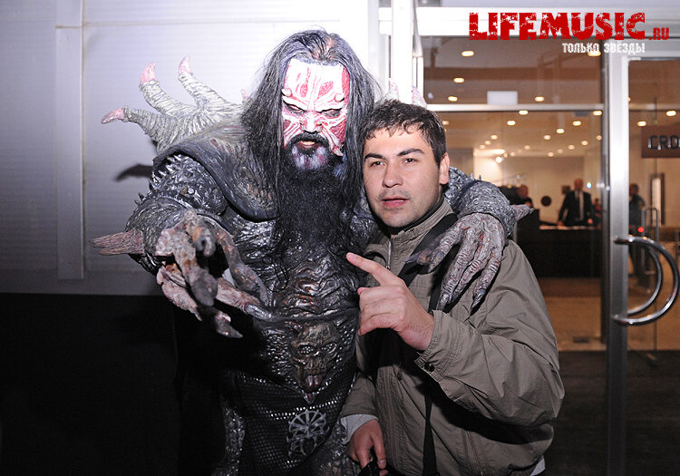 Фотография с импровизированной автограф-сессии участника финского группы Lordi - Mr. Lordi в Крокус Сити Холл. Фото 1