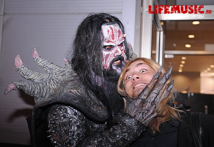 Фотография с импровизированной автограф-сессии участника финского группы Lordi - Mr. Lordi в Крокус Сити Холл. Фото 4