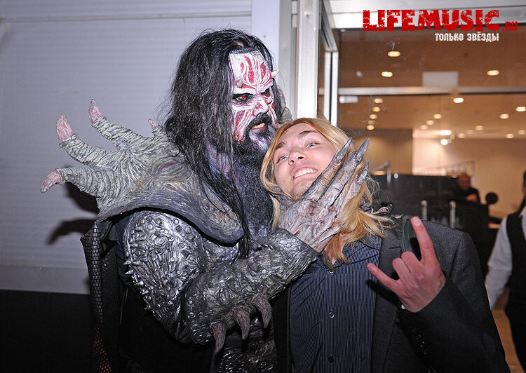 Фотография с импровизированной автограф-сессии участника финского группы Lordi - Mr. Lordi в Крокус Сити Холл. Фото 5
