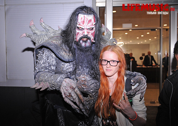 Фотография с импровизированной автограф-сессии участника финского группы Lordi - Mr. Lordi в Крокус Сити Холл. Фото 6