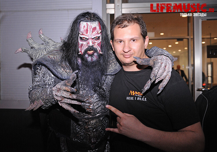 Фотография с импровизированной автограф-сессии участника финского группы Lordi - Mr. Lordi в Крокус Сити Холл. Фото 7