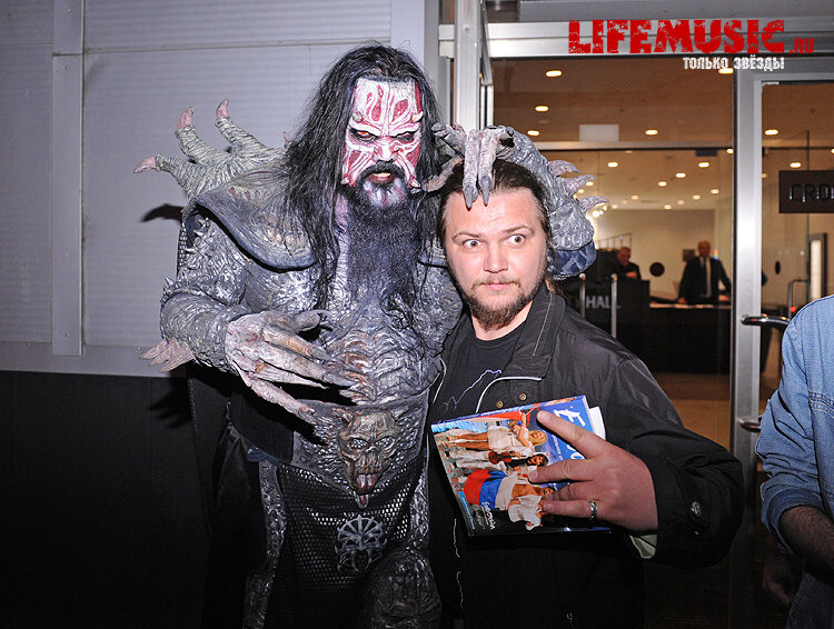 Фотография с импровизированной автограф-сессии участника финского группы Lordi - Mr. Lordi в Крокус Сити Холл. Фото 34
