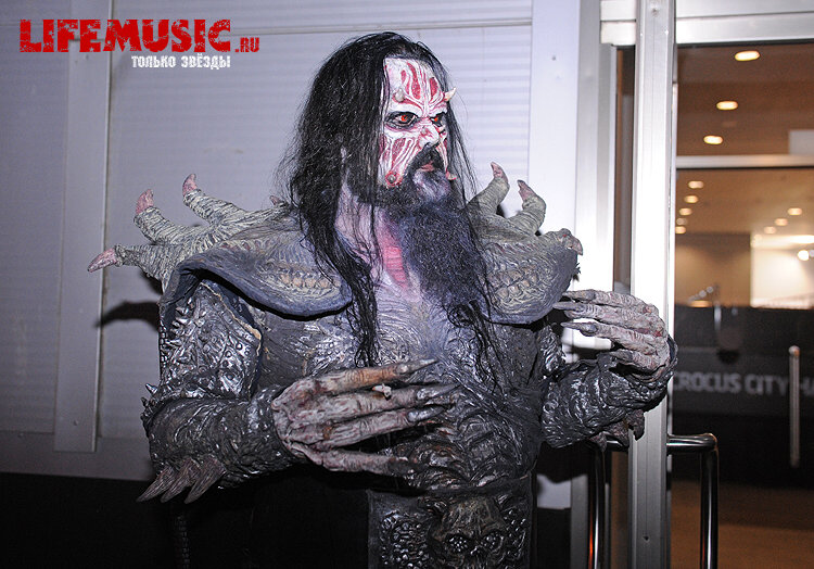 Фотография с импровизированной автограф-сессии участника финского группы Lordi - Mr. Lordi в Крокус Сити Холл. Фото 35