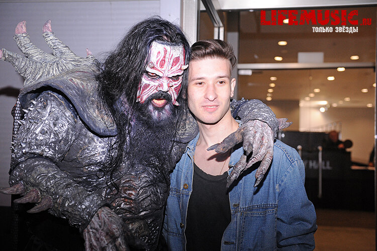 Фотография с импровизированной автограф-сессии участника финского группы Lordi - Mr. Lordi в Крокус Сити Холл. Фото 37