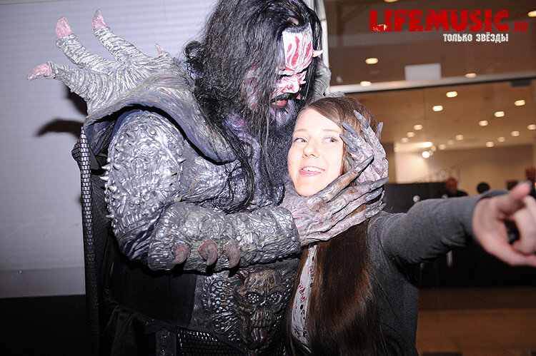 Фотография с импровизированной автограф-сессии участника финского группы Lordi - Mr. Lordi в Крокус Сити Холл. Фото 38