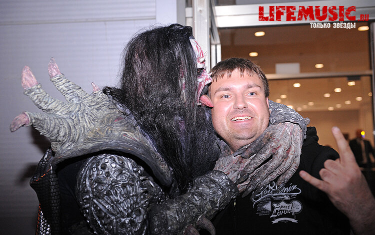 Фотография с импровизированной автограф-сессии участника финского группы Lordi - Mr. Lordi в Крокус Сити Холл. Фото 39