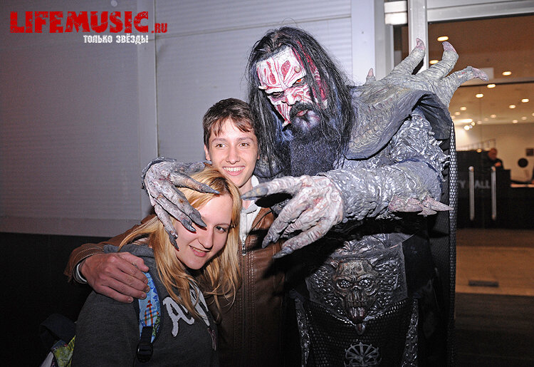 Фотография с импровизированной автограф-сессии участника финского группы Lordi - Mr. Lordi в Крокус Сити Холл. Фото 41