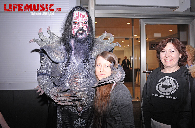 Фотография с импровизированной автограф-сессии участника финского группы Lordi - Mr. Lordi в Крокус Сити Холл. Фото 42