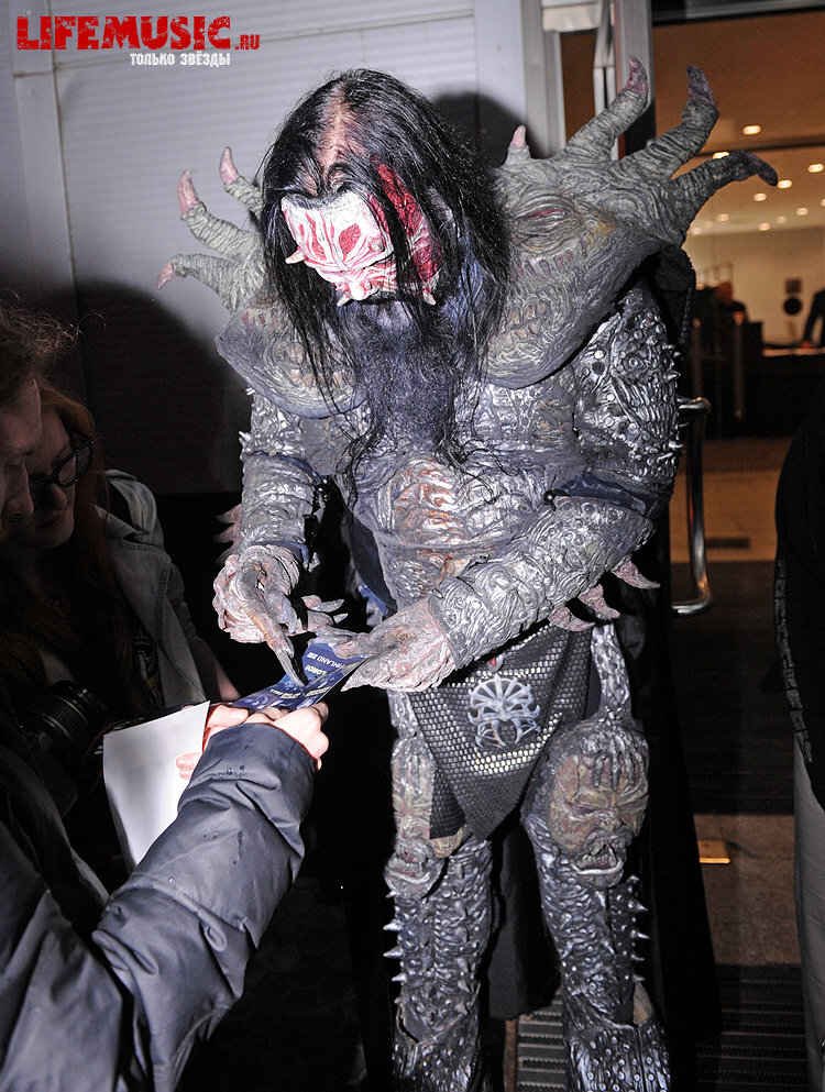 Фотография с импровизированной автограф-сессии участника финского группы Lordi - Mr. Lordi в Крокус Сити Холл. Фото 43