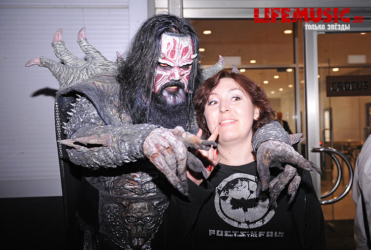 Фотография с импровизированной автограф-сессии участника финского группы Lordi - Mr. Lordi в Крокус Сити Холл. Фото 44