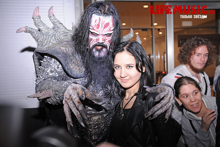 Фотография с импровизированной автограф-сессии участника финского группы Lordi - Mr. Lordi в Крокус Сити Холл. Фото 11