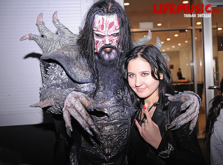 Фотография с импровизированной автограф-сессии участника финского группы Lordi - Mr. Lordi в Крокус Сити Холл. Фото 12