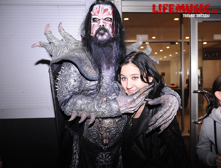 Фотография с импровизированной автограф-сессии участника финского группы Lordi - Mr. Lordi в Крокус Сити Холл. Фото 13