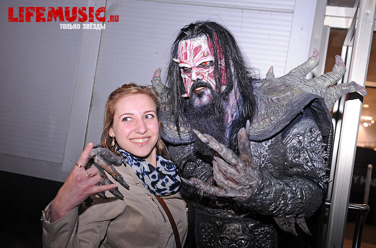 Фотография с импровизированной автограф-сессии участника финского группы Lordi - Mr. Lordi в Крокус Сити Холл. Фото 18