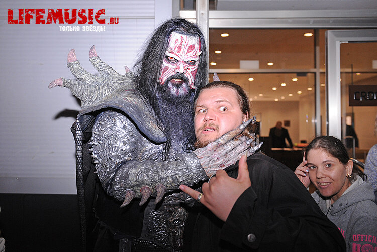 Фотография с импровизированной автограф-сессии участника финского группы Lordi - Mr. Lordi в Крокус Сити Холл. Фото 20