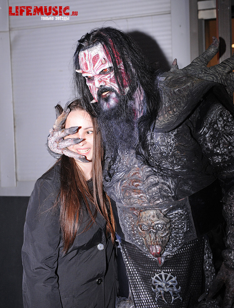 Фотография с импровизированной автограф-сессии участника финского группы Lordi - Mr. Lordi в Крокус Сити Холл. Фото 21