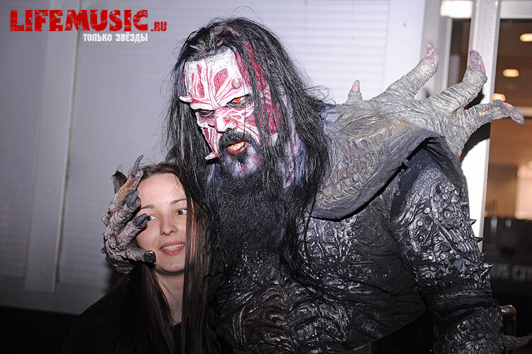 Фотография с импровизированной автограф-сессии участника финского группы Lordi - Mr. Lordi в Крокус Сити Холл. Фото 22