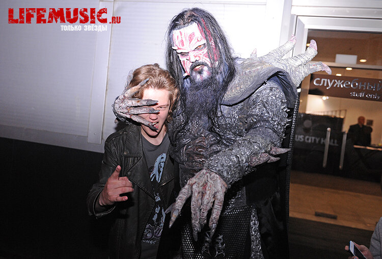 Фотография с импровизированной автограф-сессии участника финского группы Lordi - Mr. Lordi в Крокус Сити Холл. Фото 24