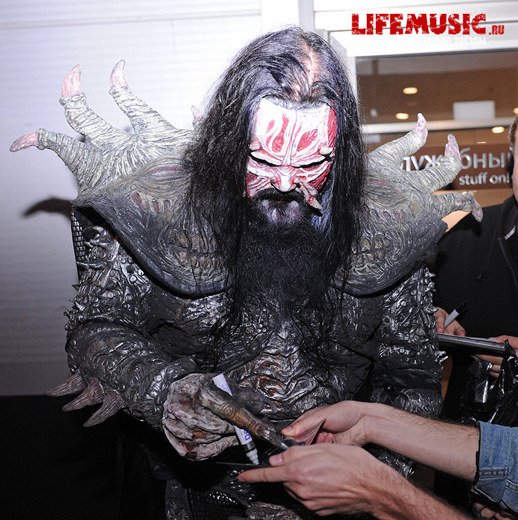 Фотография с импровизированной автограф-сессии участника финского группы Lordi - Mr. Lordi в Крокус Сити Холл. Фото 25
