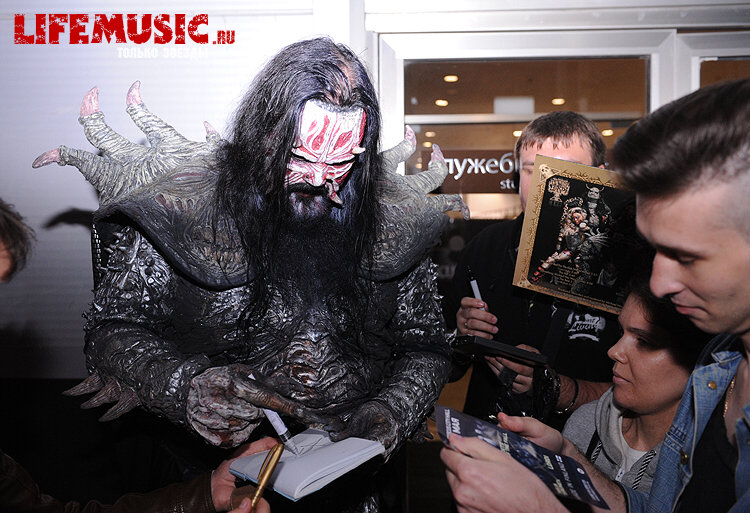 Фотография с импровизированной автограф-сессии участника финского группы Lordi - Mr. Lordi в Крокус Сити Холл. Фото 26