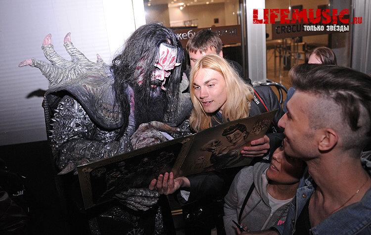 Фотография с импровизированной автограф-сессии участника финского группы Lordi - Mr. Lordi в Крокус Сити Холл. Фото 27