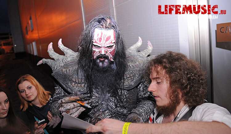 Фотография с импровизированной автограф-сессии участника финского группы Lordi - Mr. Lordi в Крокус Сити Холл. Фото 29