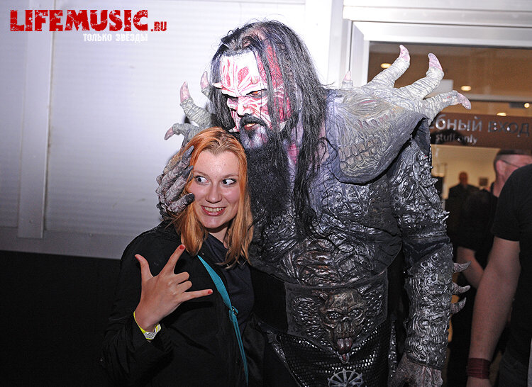 Фотография с импровизированной автограф-сессии участника финского группы Lordi - Mr. Lordi в Крокус Сити Холл. Фото 32