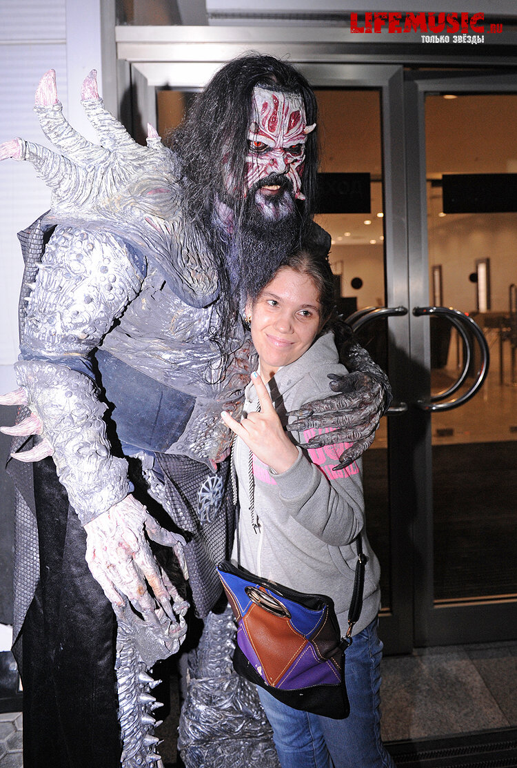 Фотография с импровизированной автограф-сессии участника финского группы Lordi - Mr. Lordi в Крокус Сити Холл. Фото 33