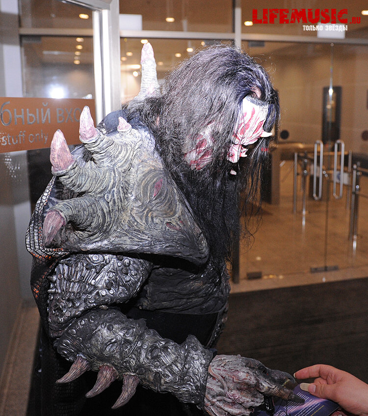 Фотография с импровизированной автограф-сессии участника финского группы Lordi - Mr. Lordi в Крокус Сити Холл. Фото 9
