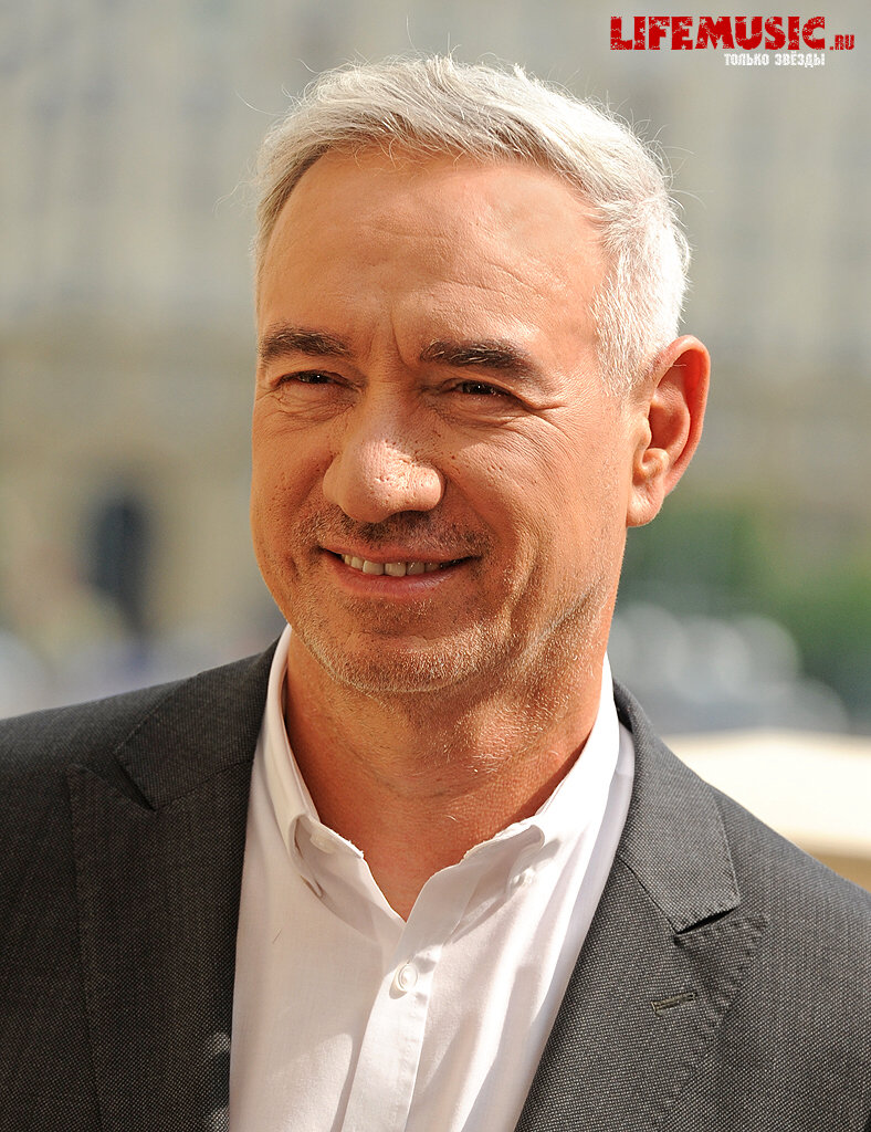  13. Roland Emmerich ( )        