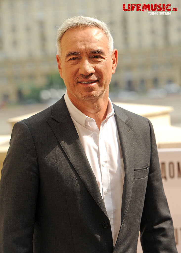  15. Roland Emmerich ( )        