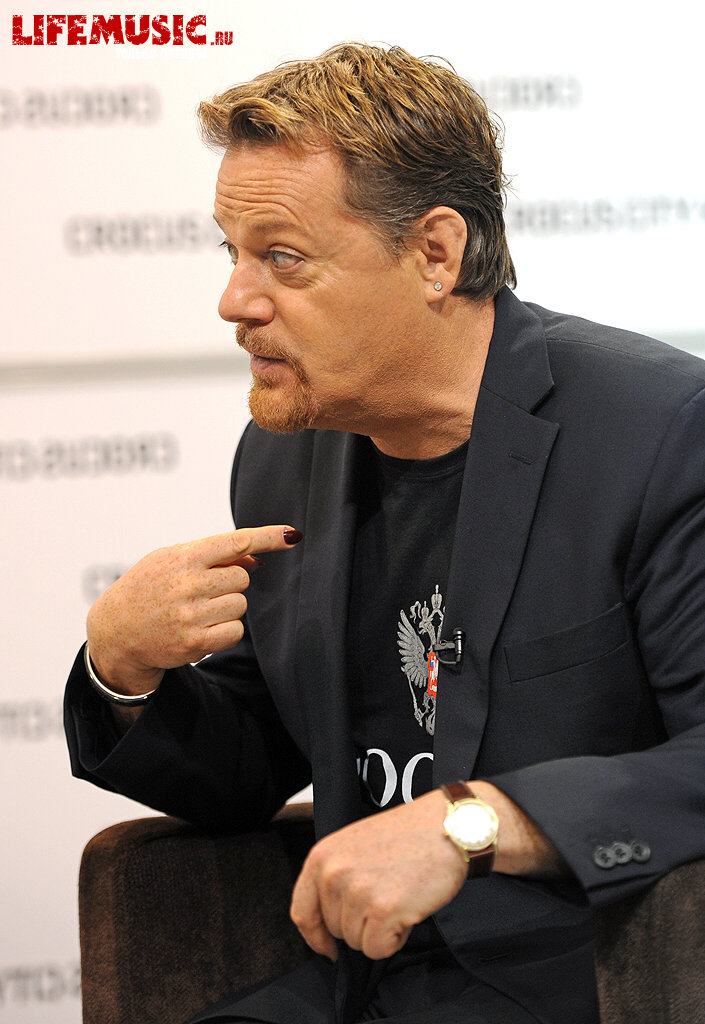  1.  Eddie Izzard ( )      