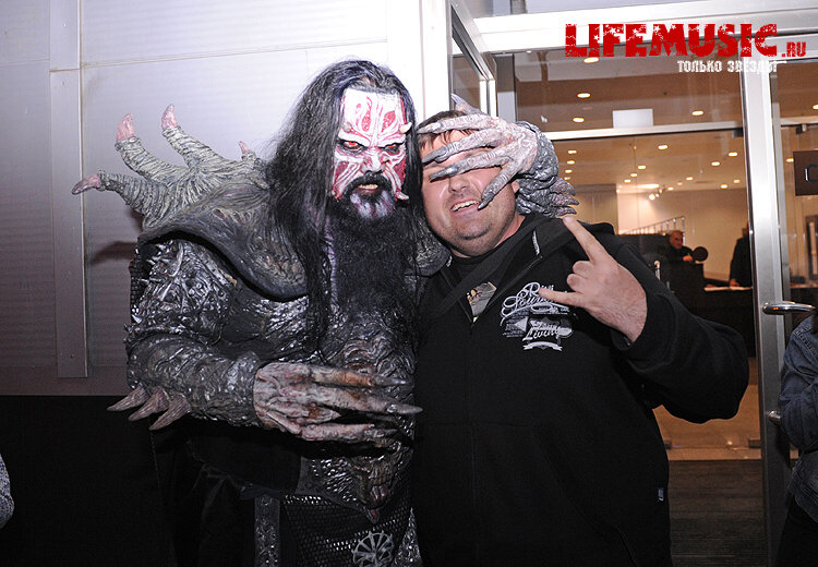 Фотография с импровизированной автограф-сессии участника финского группы Lordi - Mr. Lordi в Крокус Сити Холл. Фото 2