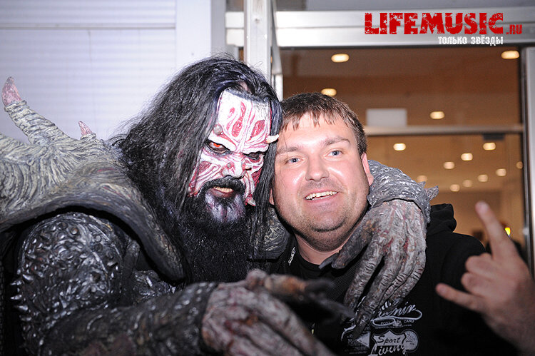 Фотография с импровизированной автограф-сессии участника финского группы Lordi - Mr. Lordi в Крокус Сити Холл. Фото 40