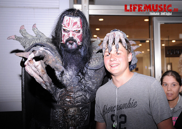 Фотография с импровизированной автограф-сессии участника финского группы Lordi - Mr. Lordi в Крокус Сити Холл. Фото 16