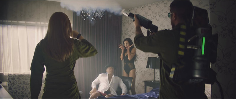 Кадр из клипа на песню «Я Буду Зажигать» Мария Миа и Стас Костюшкин